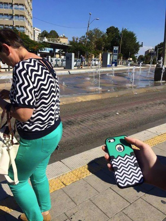 una mujer vestida de los mismos colores que una caratula de un Iphone