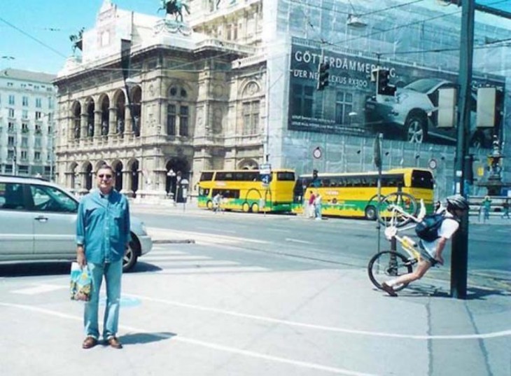 fotografía de un hombre justo cuando un chico en bicicleta se estrella en un poste 