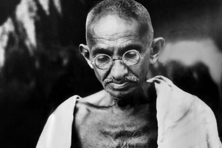 GANDHI MEDITANDO EN UNA DE SUS ULTIMAS OCASIONES SANO.