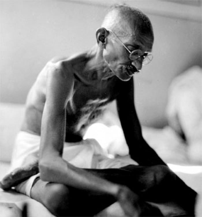 GANDHI ESCRIBIENDO