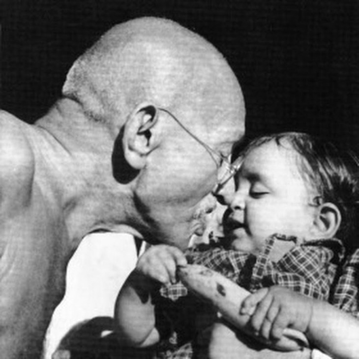 GANDHI ACARICIANDO A UNA PEQUEÑA