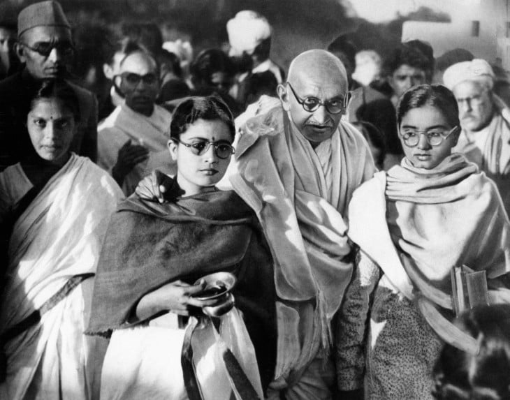 GANDHI CON DOS DE SUS SEGUIDORAS EN POSE PARA LA FOTO