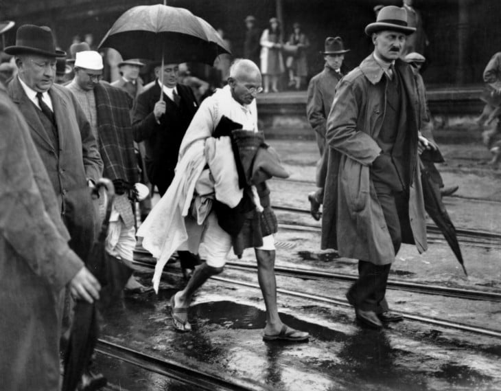 GANDHI CAMINANDO CON UN TAPARRABOS POR LAS CALLES DE LONDRES