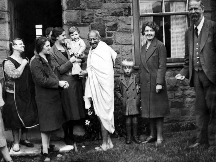 GANDHI SALUDANDO A FAMIILIA