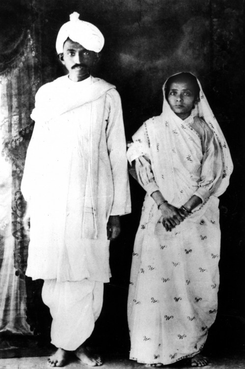 GANDHI CON SU ESPOSA EN UN MATRIMONIO ARREGLADO