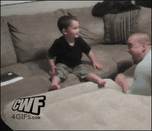 niño avienta a su papá en el colchón inflabloe