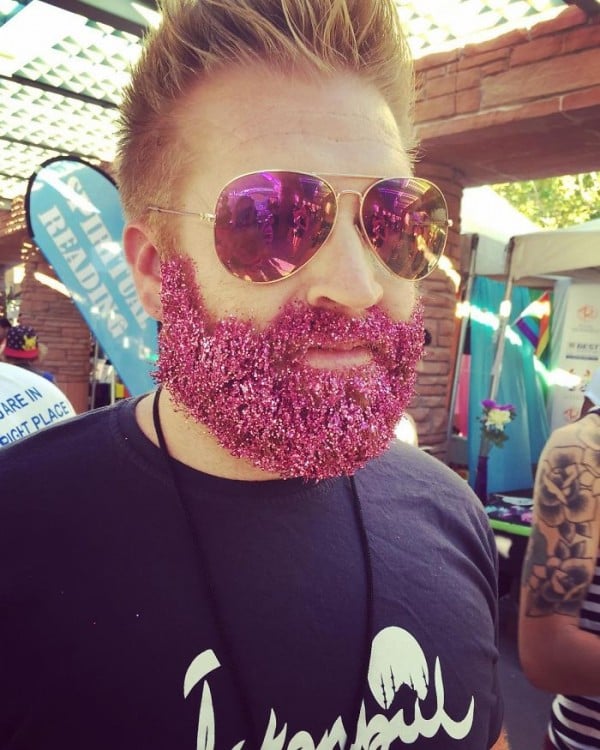 HOMBRE CON BARBAS ROSAS CON GLITTER