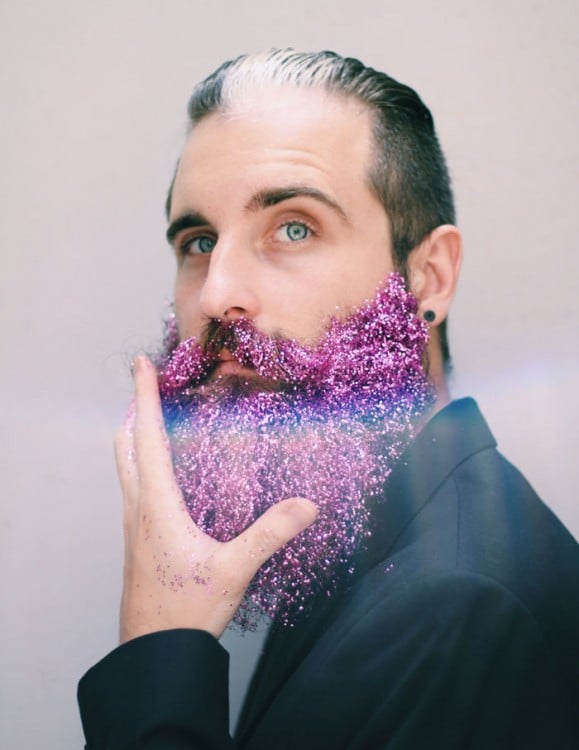 hombre con barba de brillitos rosas