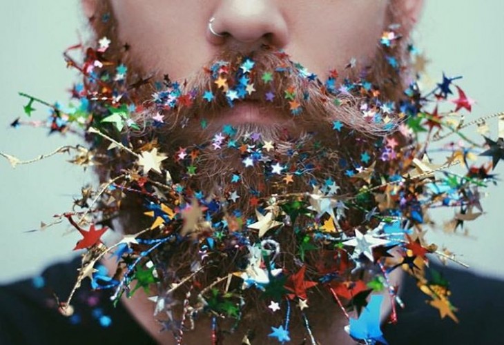 HOMBRE CON BARBA DE ORNAMENTEAS NAVIDEÑAS