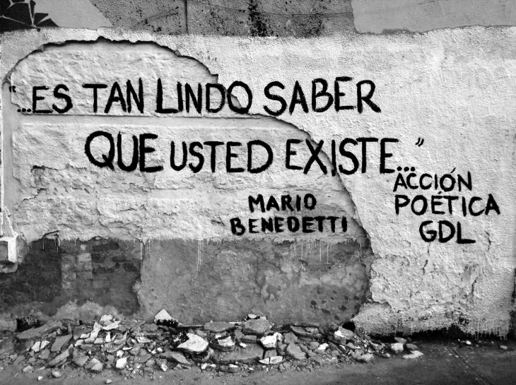 frase en la pared de acción poética 