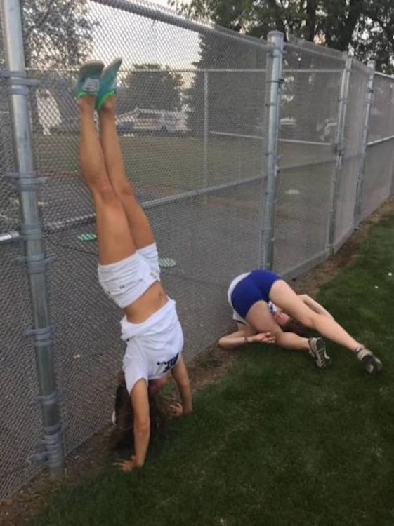 mujeres jugando a pararse en una reja