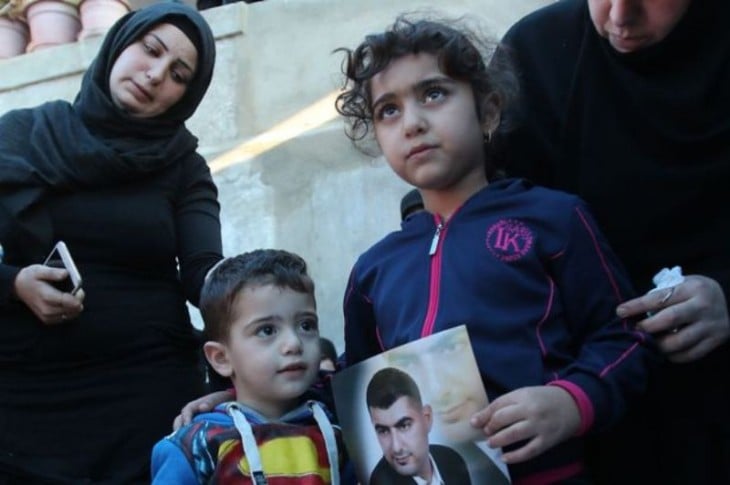 HIJOS DE aDEL CON LA FOTO DE SU PADRE DURANTE EL FUNERAL