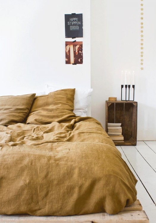 habitación de una persona con una cama y un cobertor en color beige 