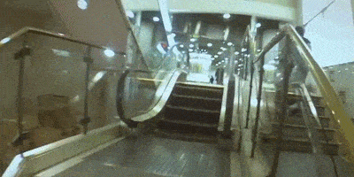 gif de la escalera eléctrica más corta del mundo en Japón 