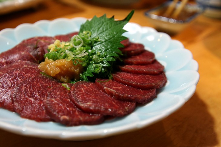 Basashi es un platillo japones hecho con carne cruda de caballo 