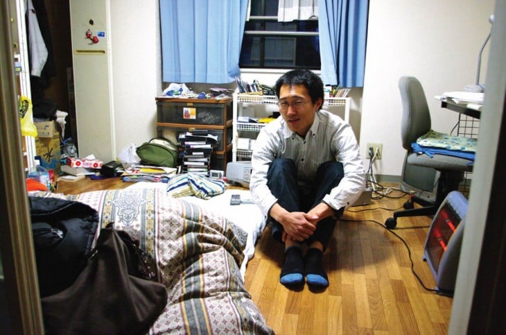 Hombre japones sentado en el suelo de tu habitación 