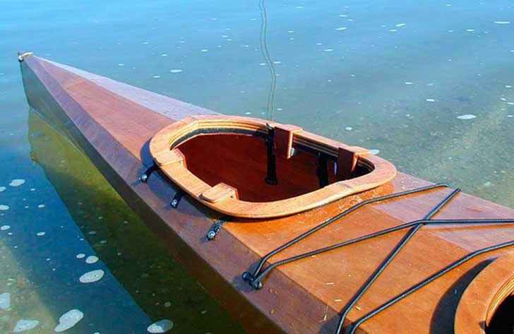 agujero especial para un perro dentro de un kayak 