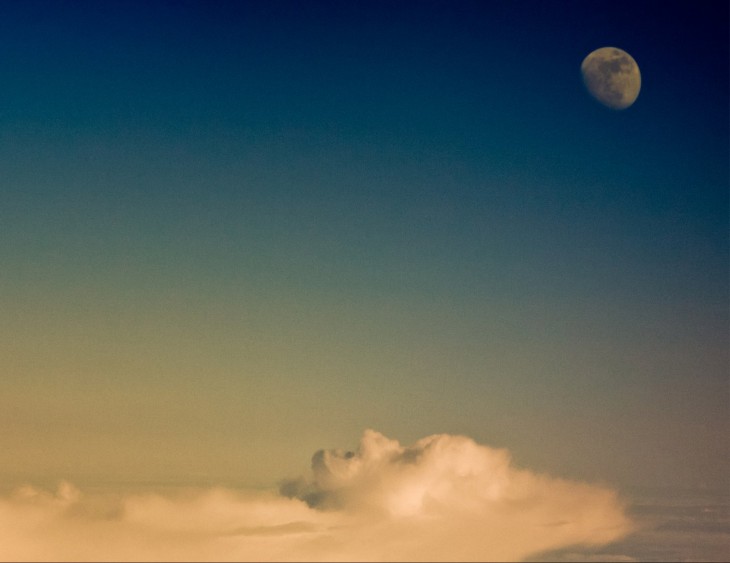 foto romada del momento perfecto en que las nubes forman a un hombre descansado
