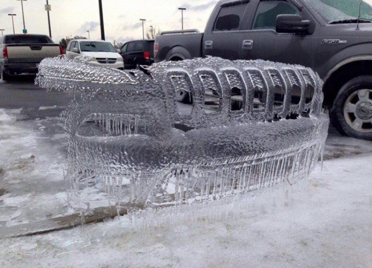 hielo en forma de una camioneta jeep