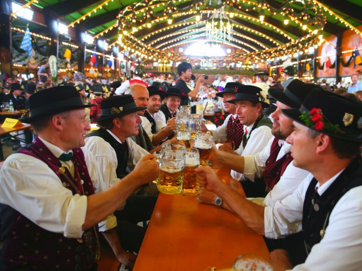 Desfile de disfraces y fusileros en el segundo día de la Oktoberfest 2014