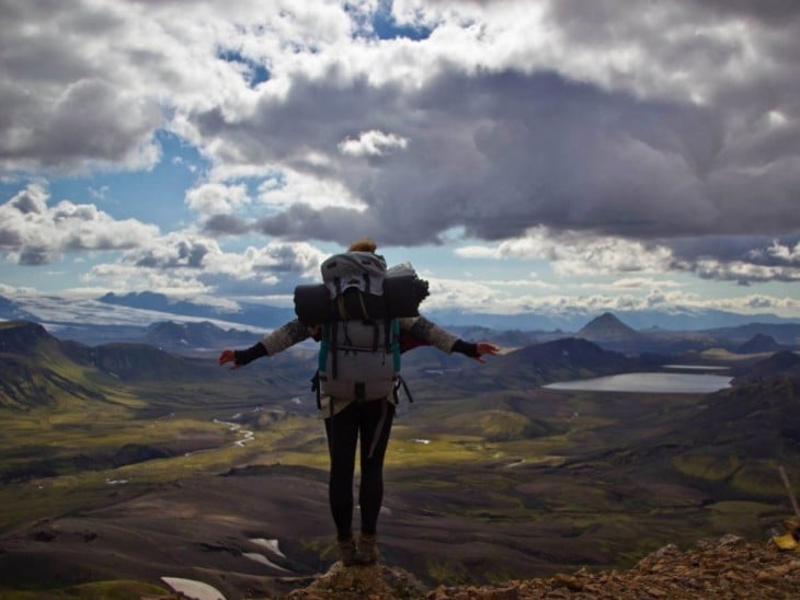 Mujer mirando por encima de Landmannalaugar a Thorsmork en el suroeste de Islandia 