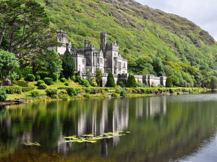 Kylemore Abbey cerca de Connemara en el condado de Galway, Irlanda