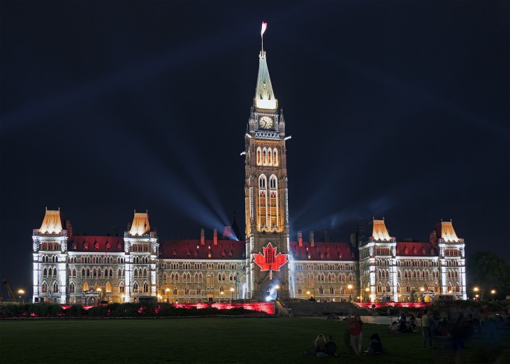 Edificio con el símbolo de Canadá 