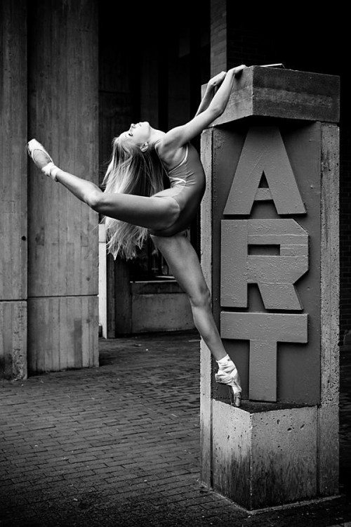 bailarina de ballet con un letrero que dice Art 