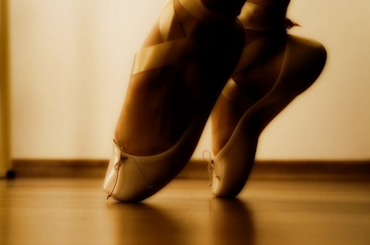 pies con zapatos de ballet 