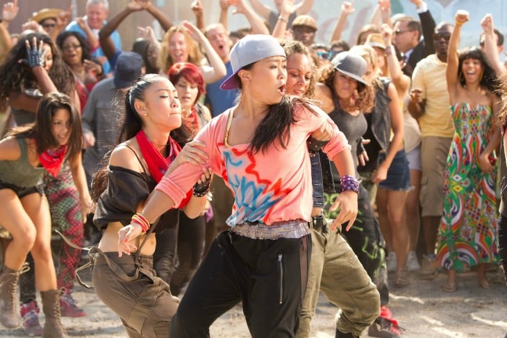 grupo de personas bailando felices en una calle 