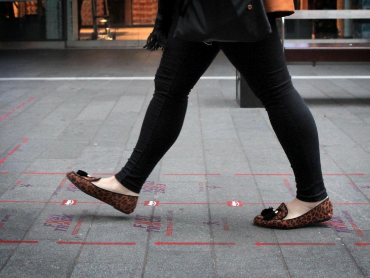piernas de una mujer caminando por la senda peatonal rápida en Liverpool 