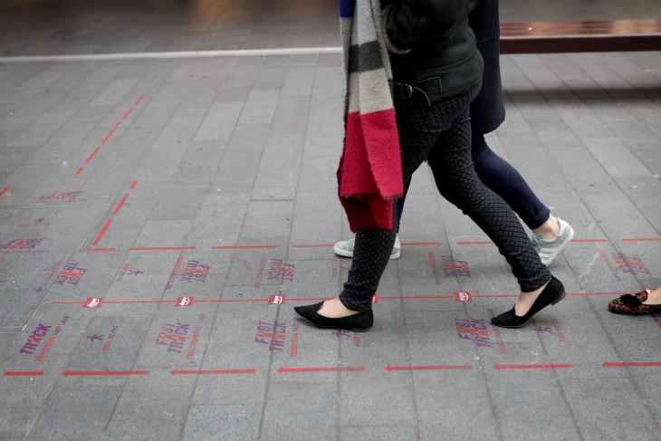 Personas caminando por la senda peatonal rápida en el Reino Unido 