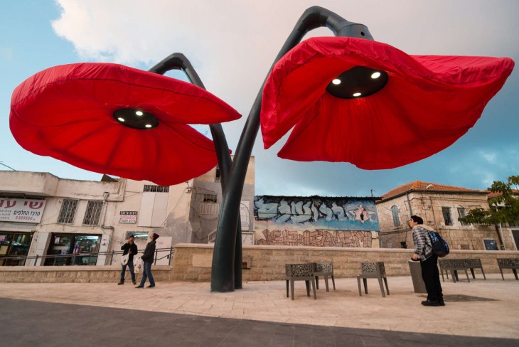 Lámparas de flores que se abren cuando las personas están debajo 