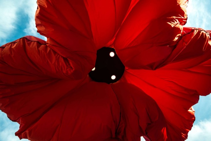 Lámpara de flor en color roja en una plaza de Jerusalén 