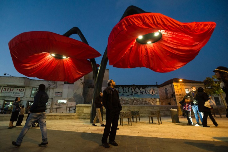 Lámparas de flores en Jerusalén de noche 