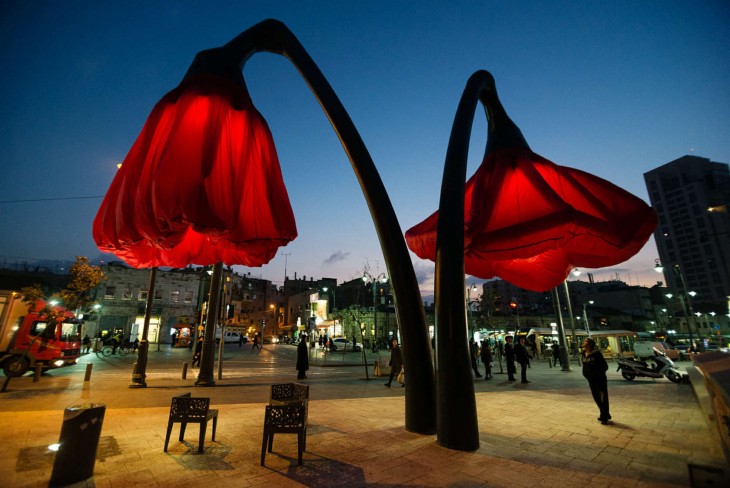 Plaza varsello en Jerusalén de noche donde se pueden observar las lámparas Warde 