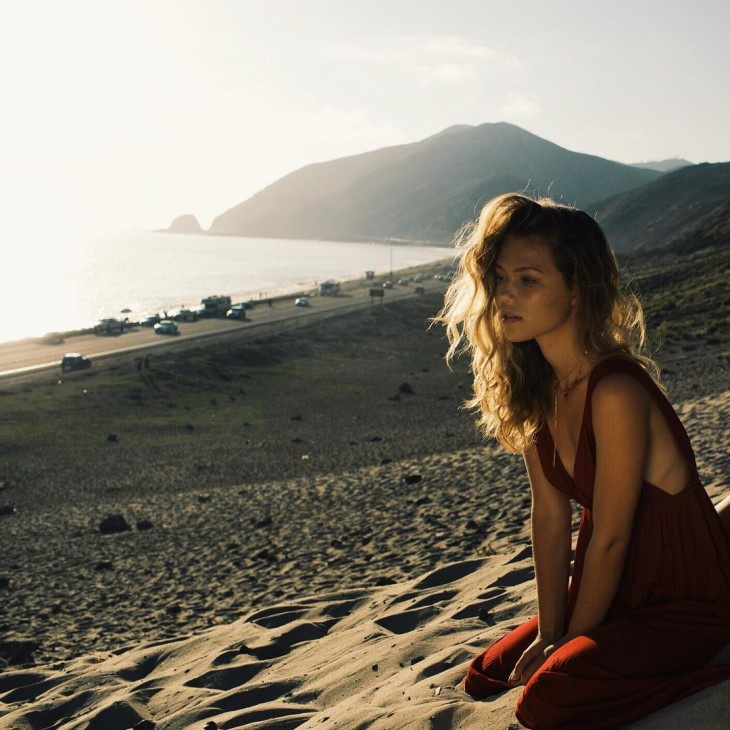 eSSENA ONEILL POSANDO FRENTE A LA PLAYA EN EL SOL