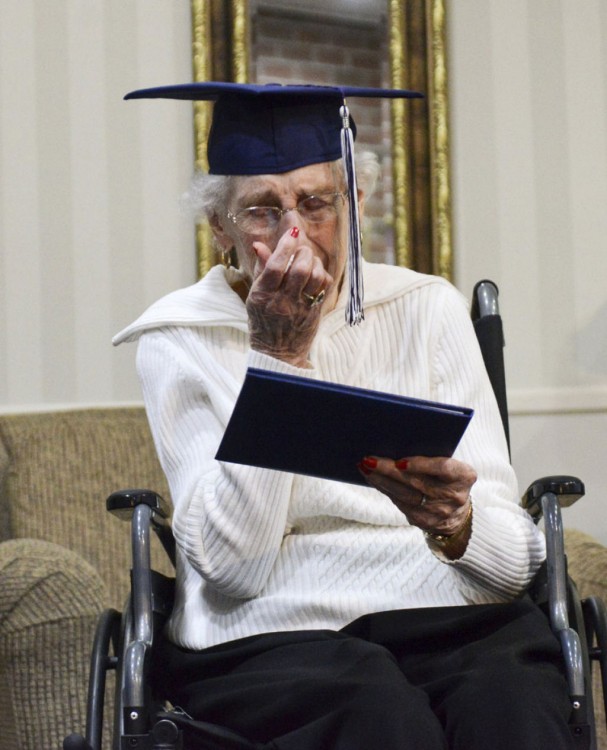 mujer leyendo su diploma de graduación
