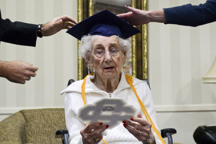 margaret recibiendo el mensaje que la hace acreedora a se miembrp del orgullo