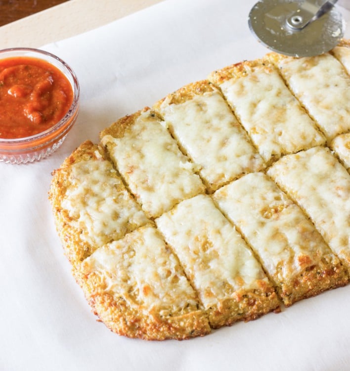 Masa de pizza hecha con pan de ajo con queso 