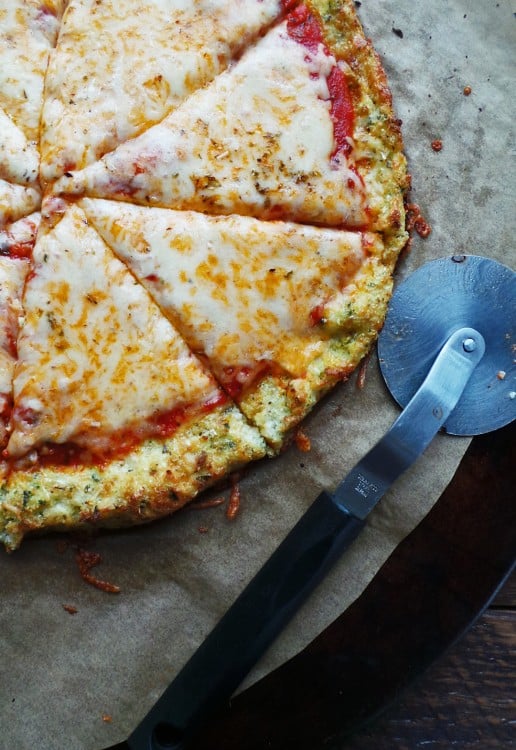 Pizza de masa hecha con coliflor y pesto