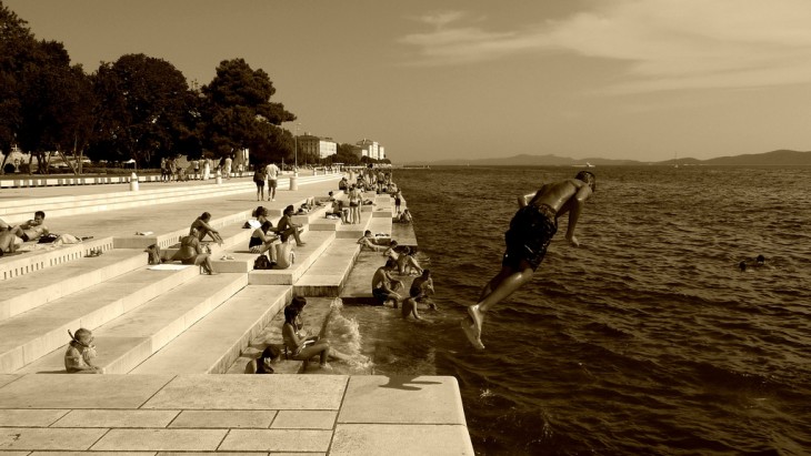 BAÑISTAS EN EL ORGANO DE ZADAR UN CHICO SALTARÁ HACIA EL MAR