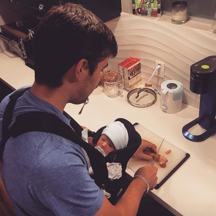 PAPA HACIENDO DE COMER MIENSTRAS SU BEBE ESTA DORMIDO