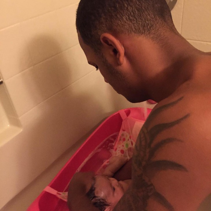 hombre bañando a su bebé por primera vez