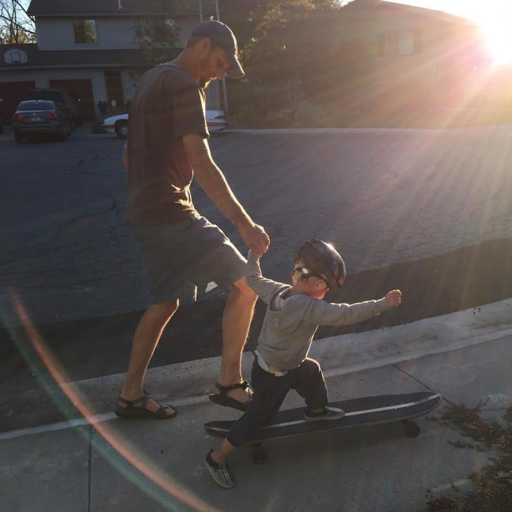 papá enseñandole a patinar a su pequeño