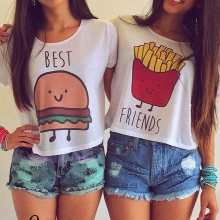 amigas con playeras que dicen mejores amigas