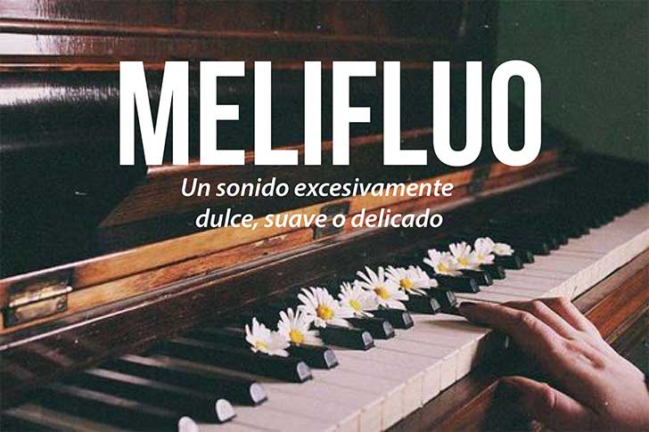 mano de una persona en un piano que define la palabra melifluo 