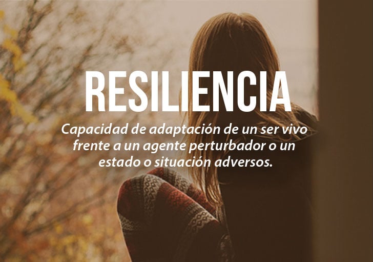 una chica sentada en cunclillas con la definición de la palabra resiliencia 