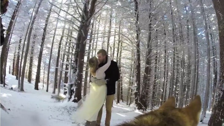 Pareja de novios besándose en una montaña el día de su boda 