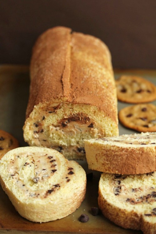 Rollo de masa para galletas relleno con chispas de chocolate 